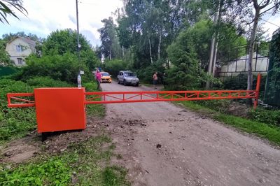 Шлагбаум в дачном поселке СНТ