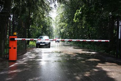 Шлагбаум в парке